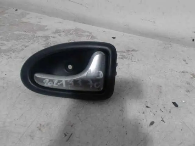 Poignee interieur porte avant droit Renault CLIO II 527126032248 | Produit phare